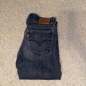 Woman’s 710 super skinny Levi jeans